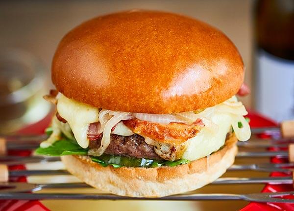 Beef burger with bacon, fondue and onion